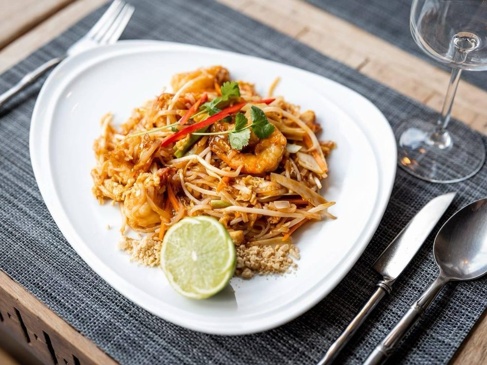 Pad Thai with prawns, lime and crushed peanuts